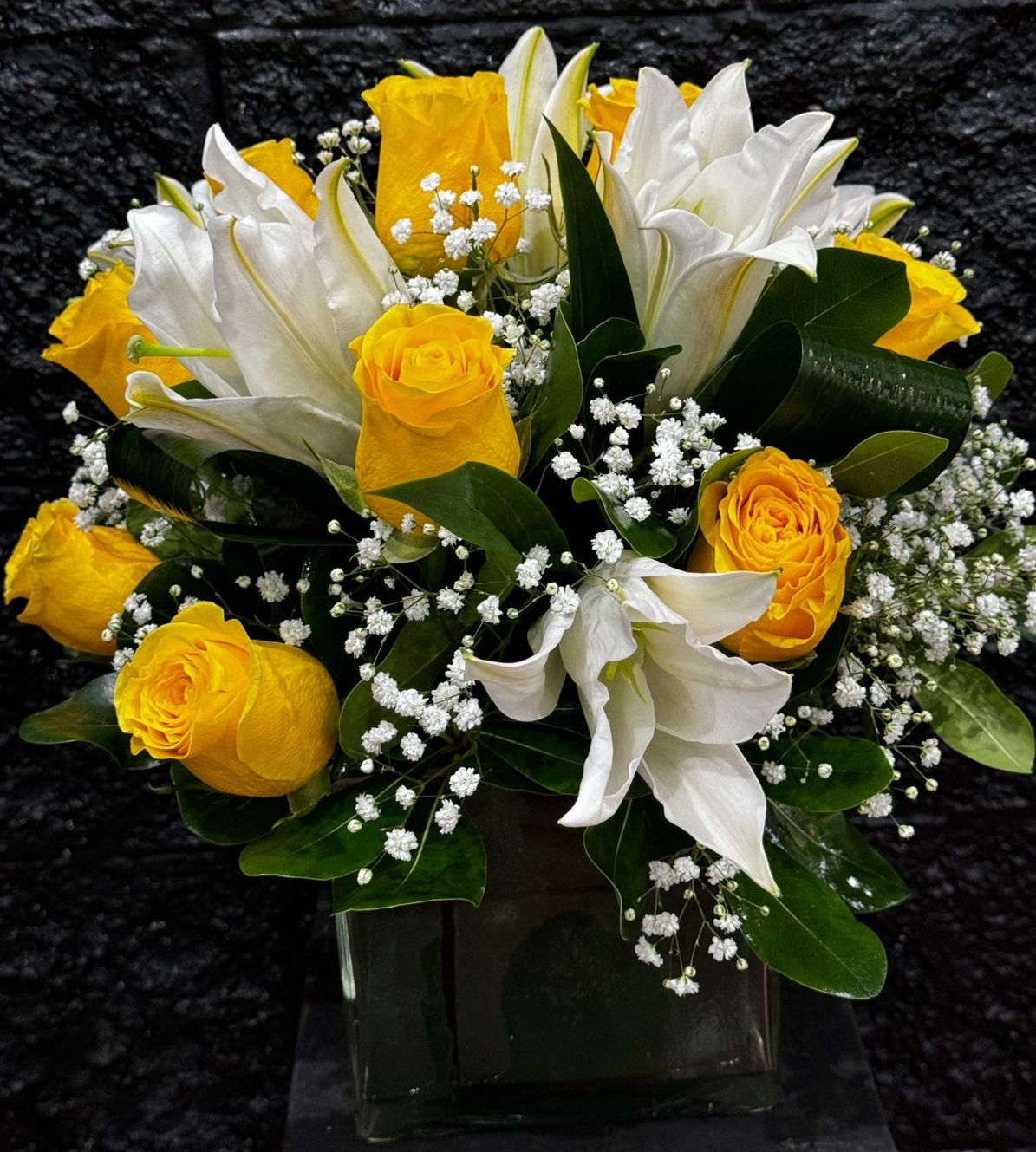 Foto de Cubo bajo premium rosas amarillas y lilium blanco 