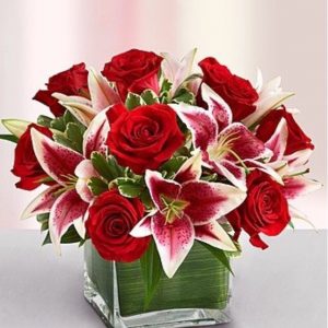 Arreglo Bajo de Rosas y Lilium rosado en Gran Buenos Aires | Envio de  Flores a Domicilio | RegalosFlores.com.ar