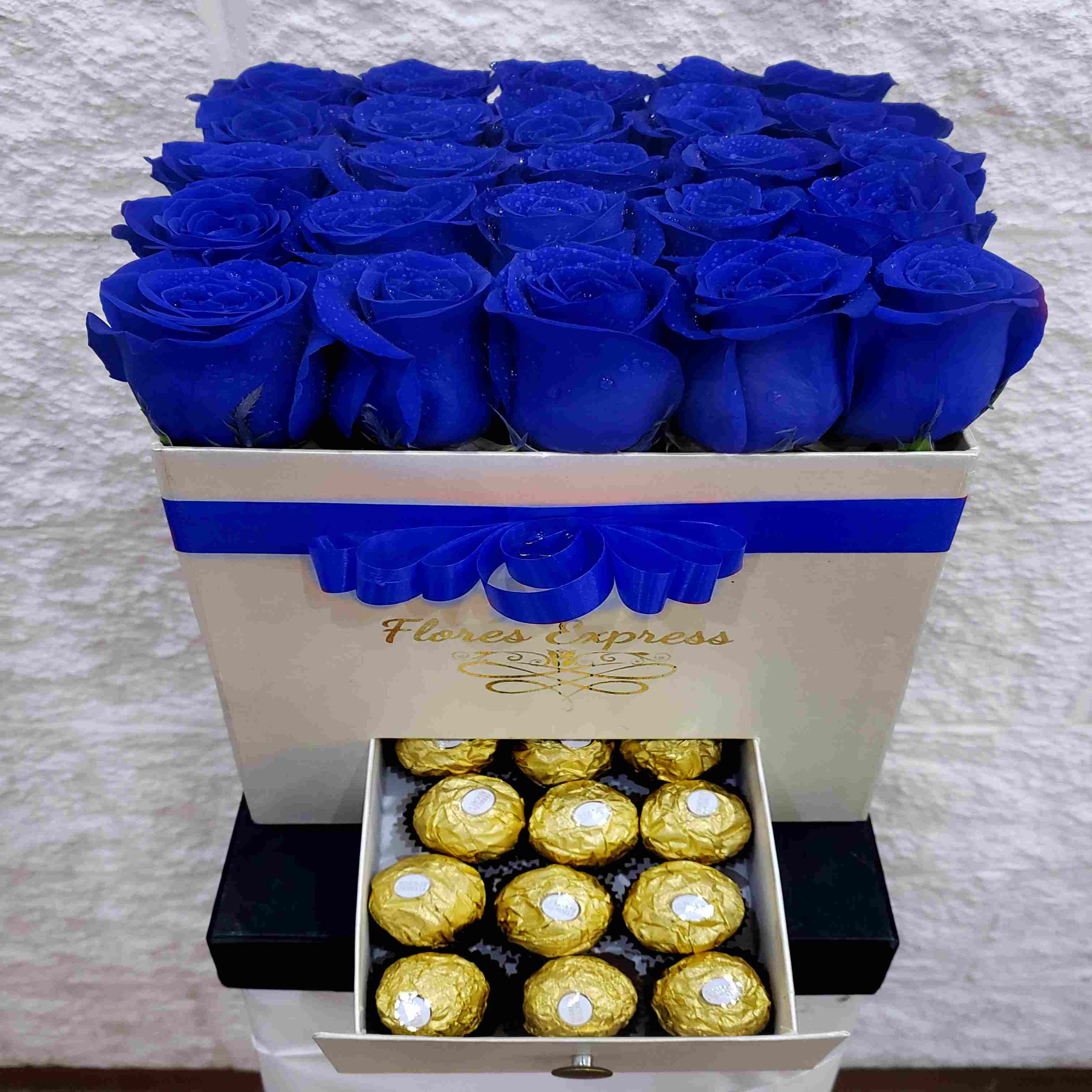 Corazon de Rosas Rojas y Ferrero Rocher - Regalo Ideal para San Valentin -  25 Bombones Ferrero Rocher - 24 Rosas Artificiales. Corazon de Chocolate de  30 cms. Ferrero Rocher - Kinder