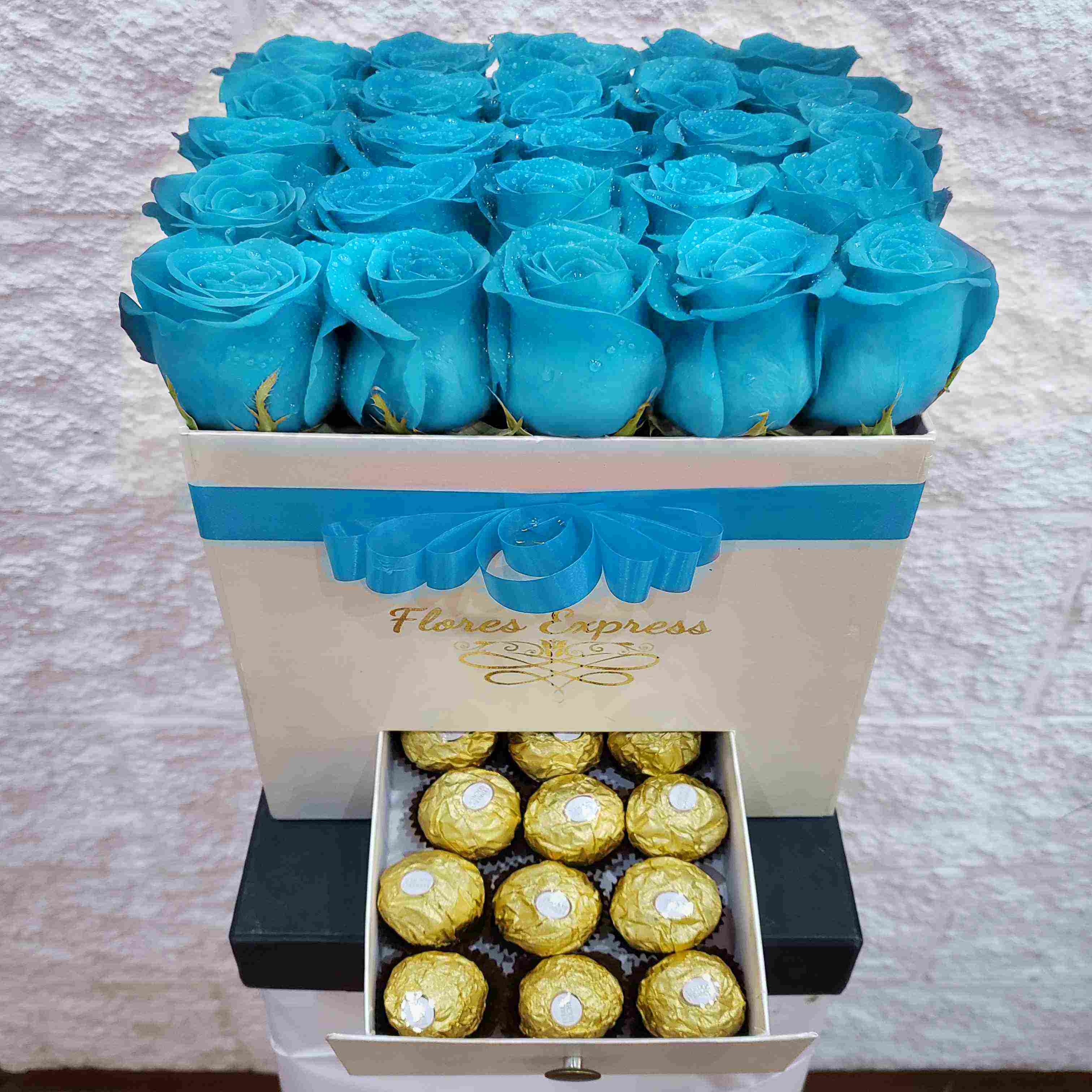 CAJA 25 ROSAS CELESTES CON FERRERO ROCHER en Gran Buenos Aires | Envio de  Flores a Domicilio | RegalosFlores.com.ar